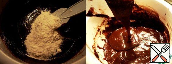 Flour mixed with baking powder, in several approaches to enter into the chocolate mass, all very thoroughly mixed with a spatula.