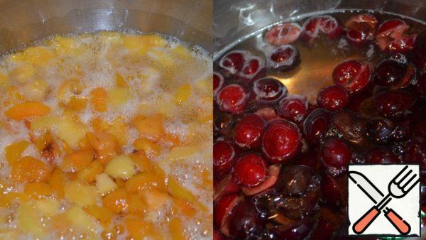 Pour the cherries or sliced apricots into a saucepan and cook until the fruit is very well cooked. Apricots I cooked just over 7-8 minutes, but the strong cherry took plenty of time. Accordingly, the liquid is boiled off more.