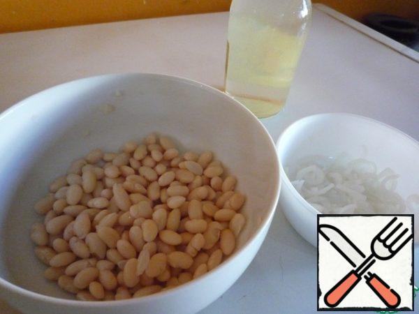 Soak the white beans overnight, then boil for 30-40 minutes (do not salt).
Then put the beans in a colander, cool.
Add about 3 tablespoons of lemon vinegar to the beans. Leave for 30 minutes, you can put it in the refrigerator.Cut the onion into half rings, add salt well and add a spoonful of the same vinegar, mix and leave for 20-30 minutes.