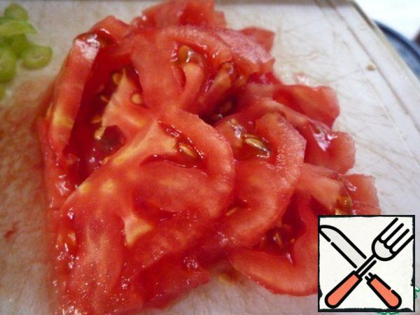 Boil eggs, cut into 2 or 4 pieces.
Tomato cut into slices (it is desirable to remove the skin from the tomato).