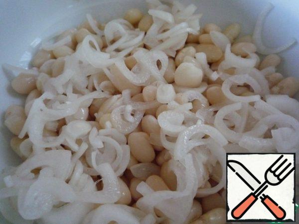 Onions rinse with cold water. Mix with beans. Salt.