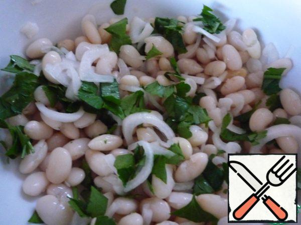 Finely chop the parsley and mix with the beans.
Put the beans on a plate.