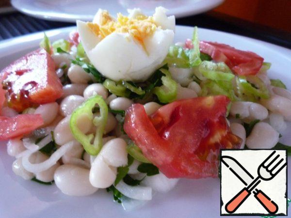 Decorate salad sliced egg and slices of tomato.
Drizzle with olive oil.