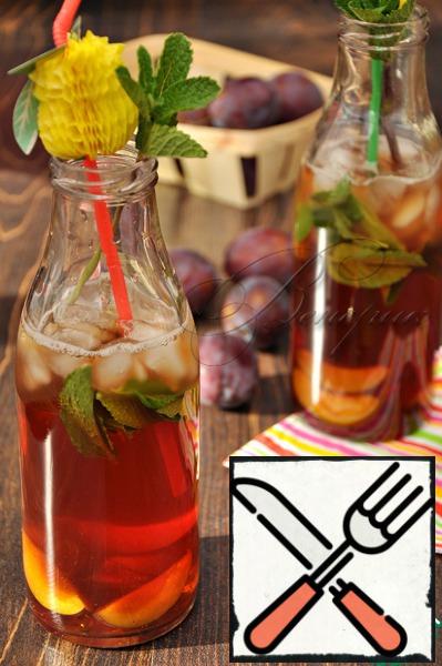 Mix the cooled brewed tea and plum syrup, cool.
In glasses (glasses) to decompose ice, quarters of the remained plums, mint leaves (mint is obligatory, it too gives the highlight), to pour drink, to put a straw and to give.