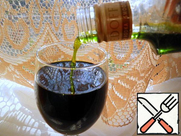 For the sake of interest, I tried to add green food coloring (mint green) to part of the liquor. The color was very peculiar. At a certain angle - green, at another angle - the color of cognac.