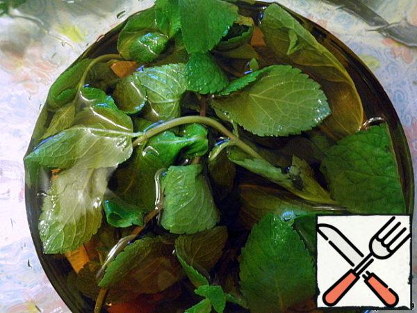 Pour the mint brandy. Close the lid and put it in a dark place to infuse for 1-2 weeks (I stopped at 1.5 weeks).
