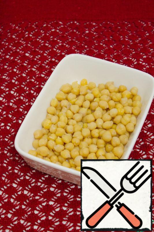 If you take a dry chickpeas, then measure a couple of handfuls and soak overnight. In the morning, boil in water with a pinch of salt and soda.I really liked the way of freezing boiled beans: boiled immediately, packaged in portions, and at any moment you can make a salad, pre-thawed.