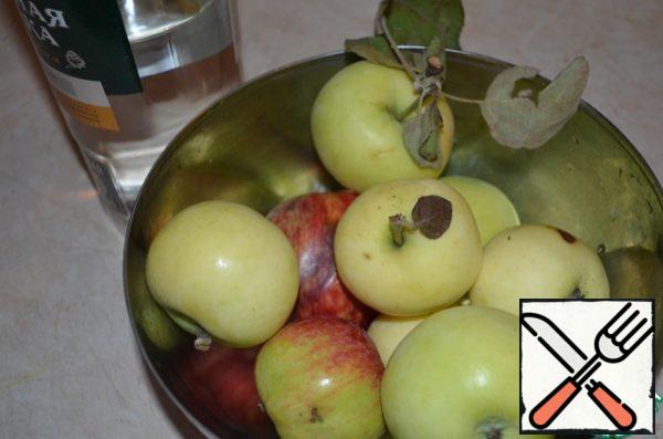 Finely chop the apples together with the peel, discard the seeds and cores. We will need 1 kg of already sliced apples.
