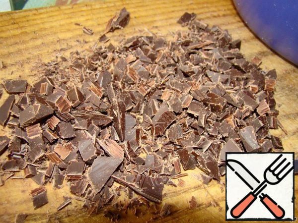 Prepare the brownie dough.
Cut the chocolate with a knife and put it in a large bowl.

