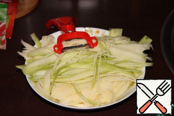 While the water is infused, chop the zucchini with a long "Korean" straw. They took the greens out of the water, brought them to a boil, removed them from the fire and covered them with straws in boiling water. You need to stand for 10 minutes until the water cools down. Then drain all the liquid.