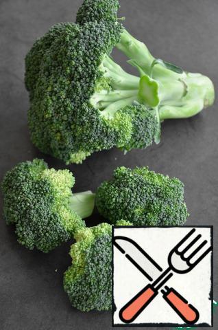 Wash broccoli, disassemble the inflorescences, boil in water for 3 minutes.
