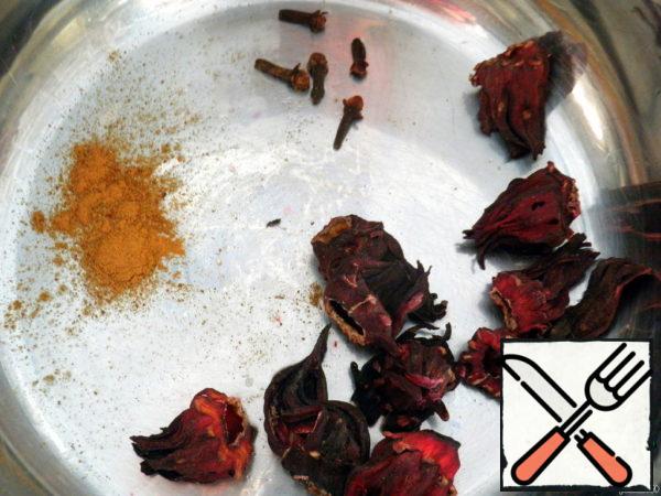 The drink is not easy to prepare, but very simple. We count the number of hibiscus inflorescences, clove buds and cinnamon sticks (I didn't have it and I just added half a spoon with a hammer).
