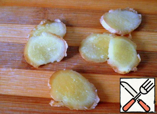 Cut a small piece of ginger root, wash it and cut it into thin slices.

