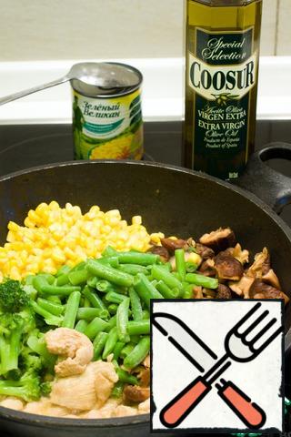 In another frying pan fry the chicken in olive oil, add broccoli, beans, mushrooms and corn, pour the remaining marinade from the chicken and bring to readiness over medium heat.