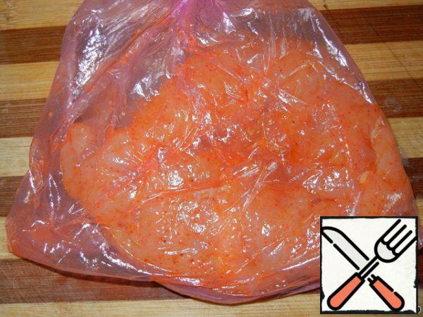 Put the fillet in the bag and coat it well with spices and oil. Leave to marinate for 10 minutes.