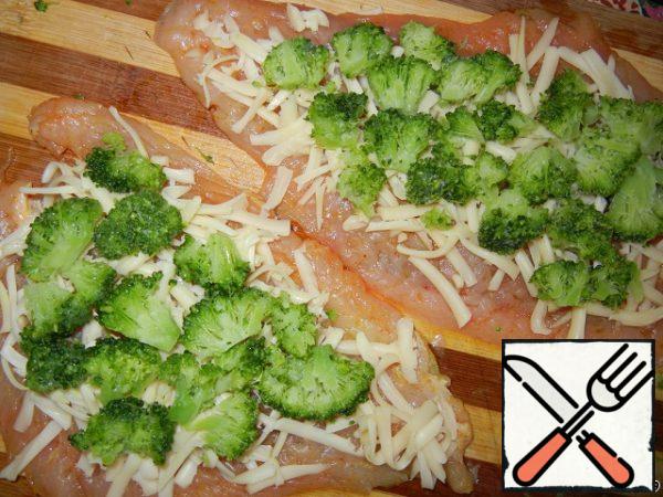 Remove the fillets and sprinkle with grated cheese. Cover with disassembled broccoli inflorescences.