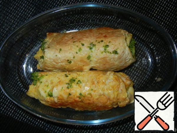 Rolls fry in oil for 1-2 minutes on each side. Then send in the oven and leave until ready at 180 degrees (about 10 minutes).