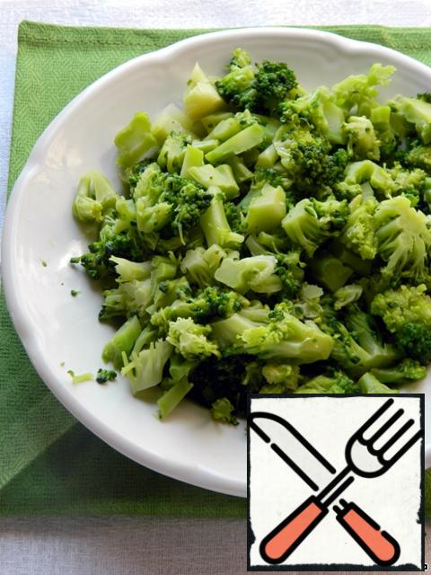 The broccoli and blanch it in boiling water for 5 minutes. Drain in a colander.
Cut into pieces.