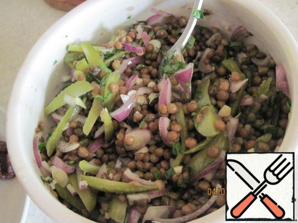 Mix lentils with cucumbers, vegetable oil with garlic and onion, fresh herbs and tomatoes. That's it, the salad is ready!