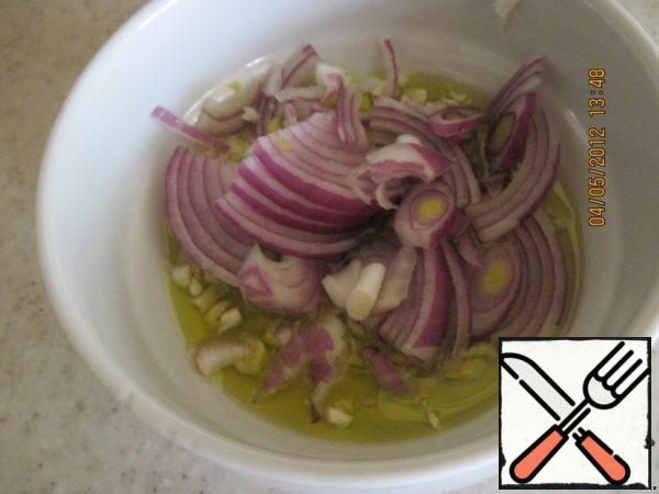 To start, chop the garlic, mix with butter, prisolit, add finely chopped onions, preferably red. Stir, let stand for 10-15 minutes. The original salad was dressed with unrefined sunflower oil, but I liked it better with olive oil.