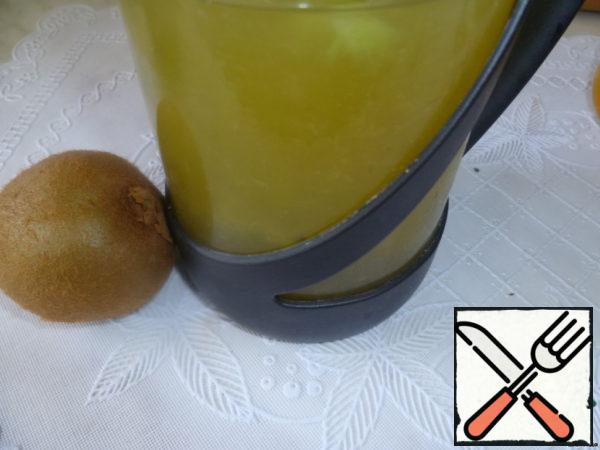 Strain the brewed green tea through a strainer and add kiwi.
