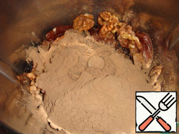 Put pitted dates, washed and dried raisins, walnuts, carob powder and honey in the combine.
