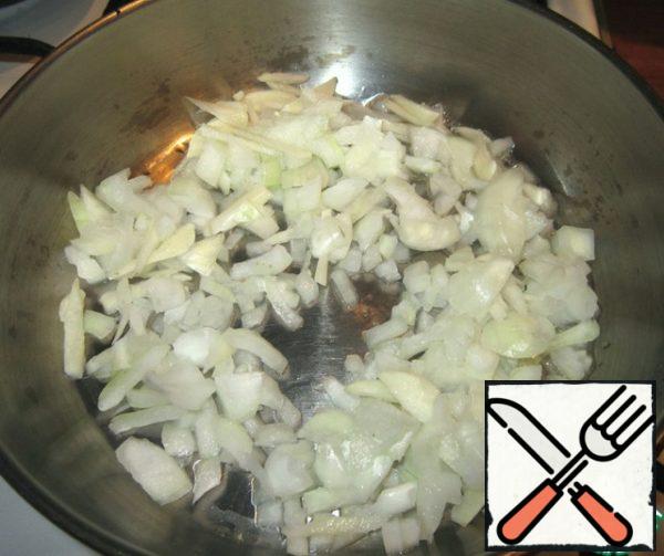 In a deep frying pan (it is better to take a pot deeper in the pan I was a little difficult to cook) to heat the oil. Fry finely chopped onion and garlic. Fry for a minute, stirring.