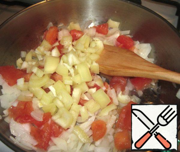 Add tomatoes (from fresh remove the skin and seeds), diced pepper. Fry for 2 minutes.