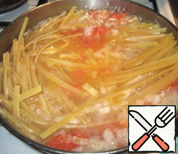 Then pour 2 cups of water. salt, pepper, put the paste and reduce the heat. Cook pasta for 10 minutes.