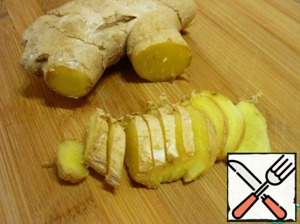 Cut ginger into thin slices (choose juicy roots)