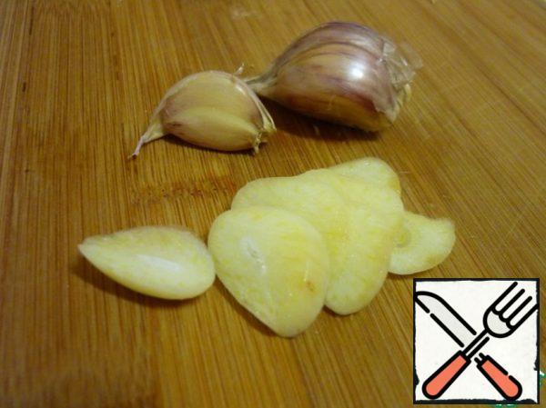 Garlic peel the and, too, cut into thinly