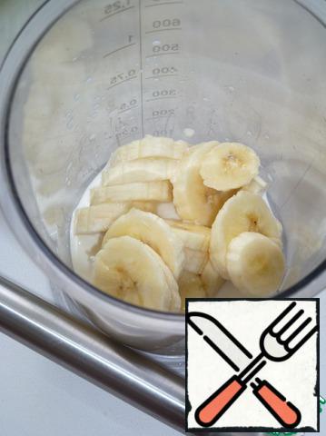 Banana cut into slices, add cream and beat in a blender.