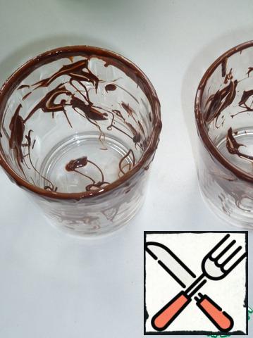 Melt the chocolate in the microwave. The edge of the glass and the inside pour melted chocolate.