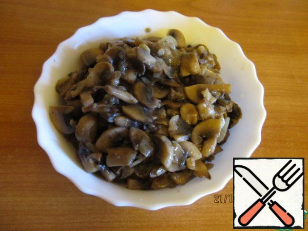 Mushrooms cut into strips, onion-half rings. Fry in sunflower oil until tender.