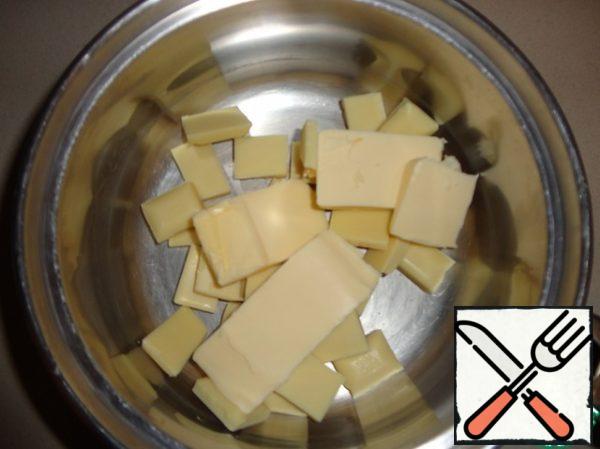 First put the butter and 112 g of white chocolate in a saucepan and melt in a water bath, stirring.
