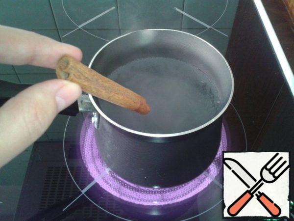 Heat the water. In hot water, lower the cinnamon stick. Boil for about 15 minutes.