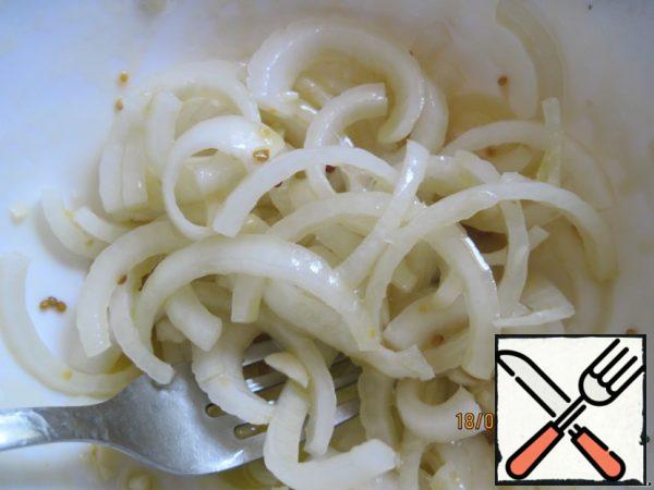 Onions cut into thin half-rings, mix with dressing and leave until.