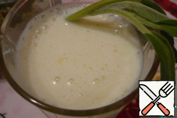 Pour buttermilk in a blender, put the honey, pour the strained decoction of sage and all beat up.
