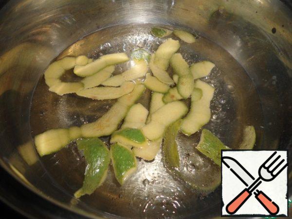 Put sugar and peeled zest in boiling water.
