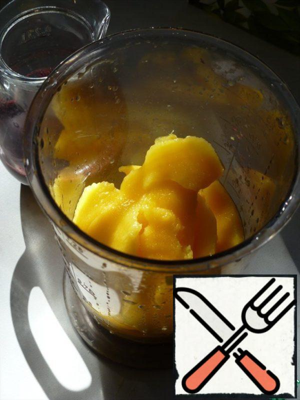 Mango peel, cut into pieces and beat in a blender with sugar until puree.