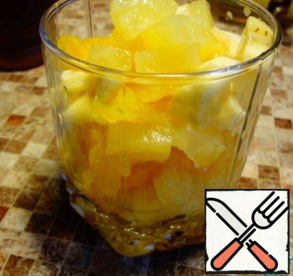 In each glass to put on the bottom on the 1st. L. ice, to decompose the fruit.