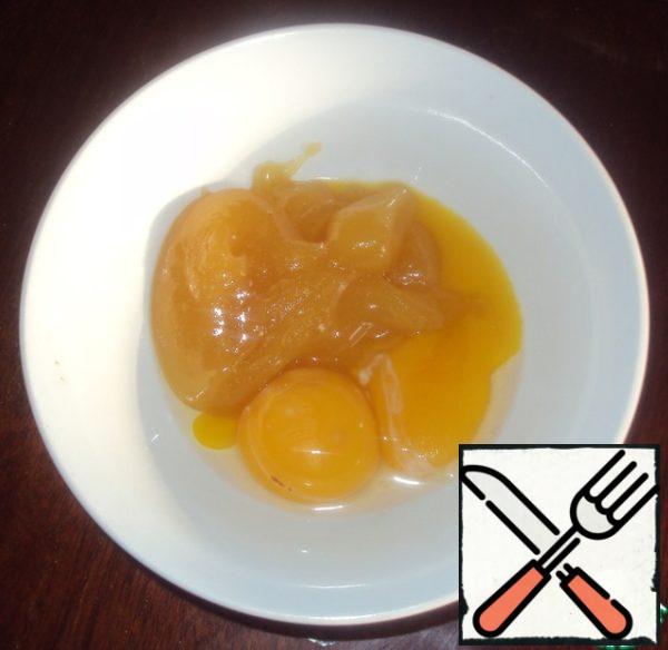 Separate the yolks from the whites and put them in a plate, then add honey.
