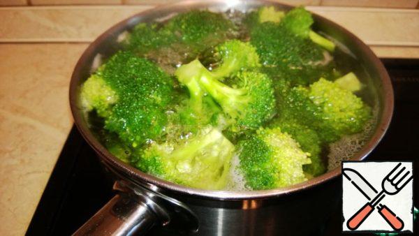 Blanch the broccoli. From the moment of boiling 3 minutes, no more.
