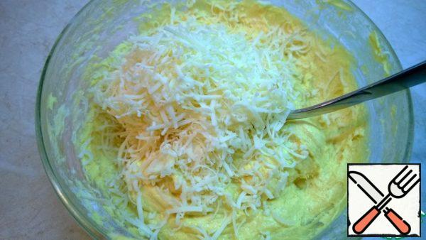 Mix both masses and add cheddar cheese, grated on a fine grater.
