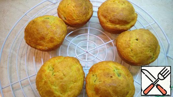 Preheat oven to 170 -180 gr. Bake for about 20-30 minutes until Golden brown. Muffins are removed from the mold very easily. You can eat both hot and cold.
