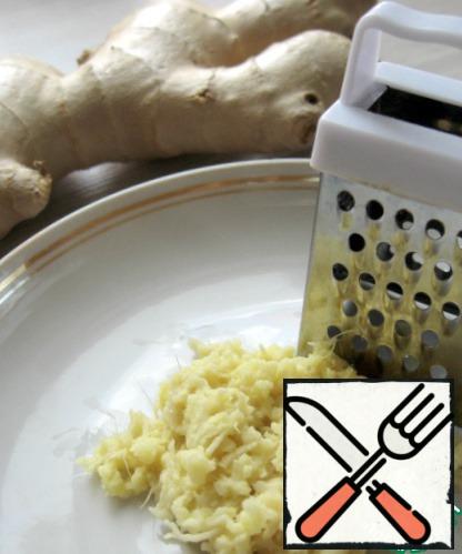 First, take the ginger root and grate it on a fine grater. For one portion we need only 1 teaspoon grated ginger.
