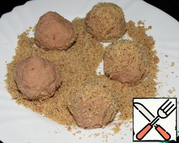 From the resulting mass, roll up walnut-sized balls and roll in crushed nuts.
