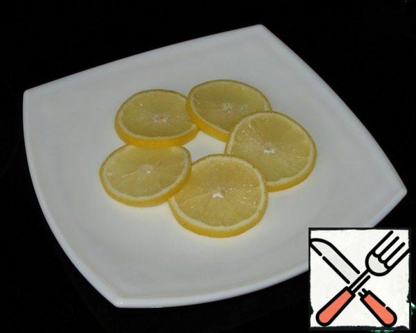 Cut the lemon into slices and put it on a platter.
