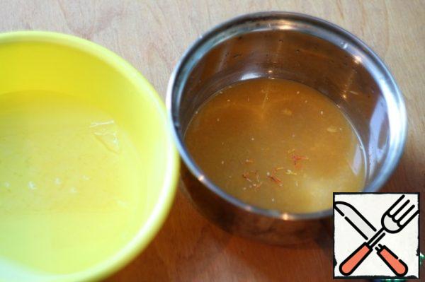 Soak the gelatin in cold water. Adjust the amount according to the number of the resulting juice (I got 250 grams). Tangerine skins throw, and the resulting flavored sugar syrup add to the juice. All pour into a saucepan, put on fire, pour a little saffron and heat, do not BOIL.