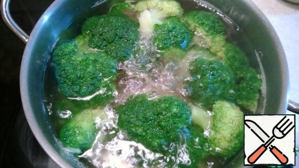 Pour boiling water over broccoli and boil for 2 minutes, put it in a colander and cut into pieces. Can be cooked in a steamer.